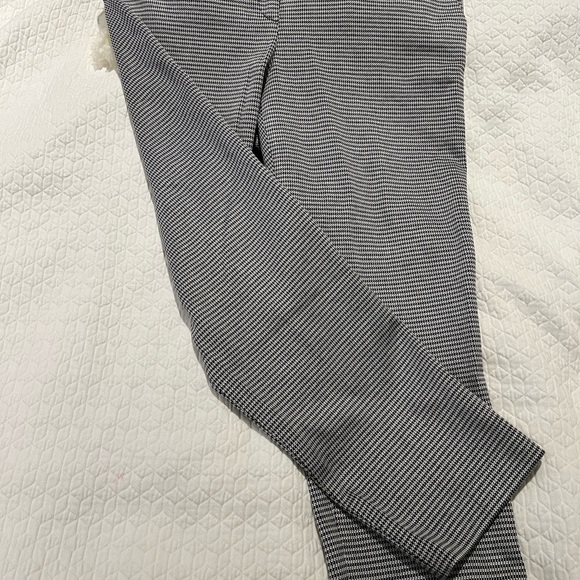 Theory Houndstooth cropped B&W NWT size ten cropped pants. - Picture 6 of 15